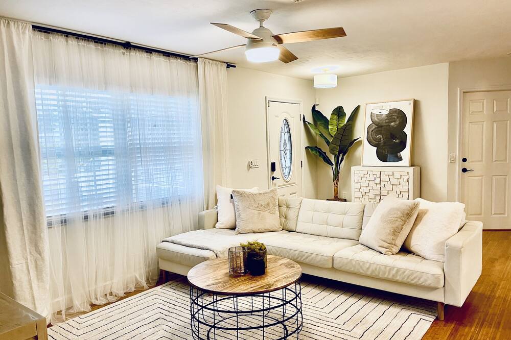 Photo of Livingroom in Willoughby Acres