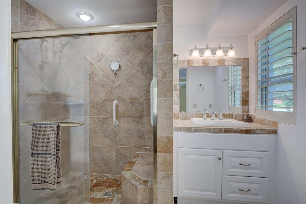 Photo of Bathroom in Kings Lake