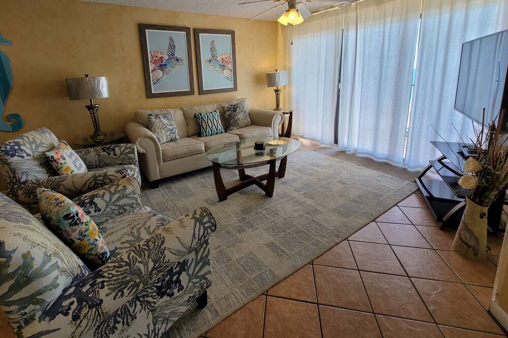 Photo of Livingroom in Biltmore Beach
