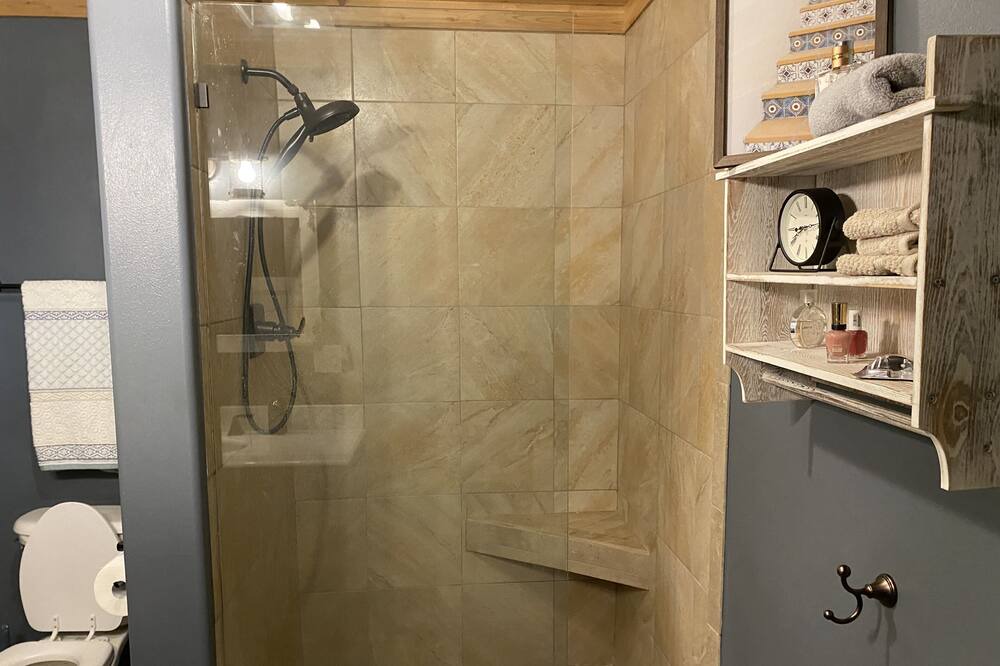 Photo of Bathroom in Lillian