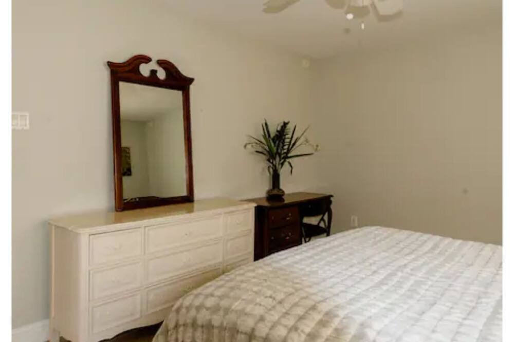 Photo of Bedroom in Lake Terrace & Oaks