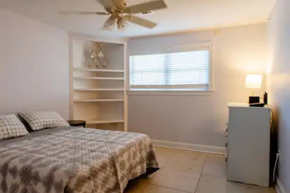 Photo of Bedroom in Lake Terrace & Oaks