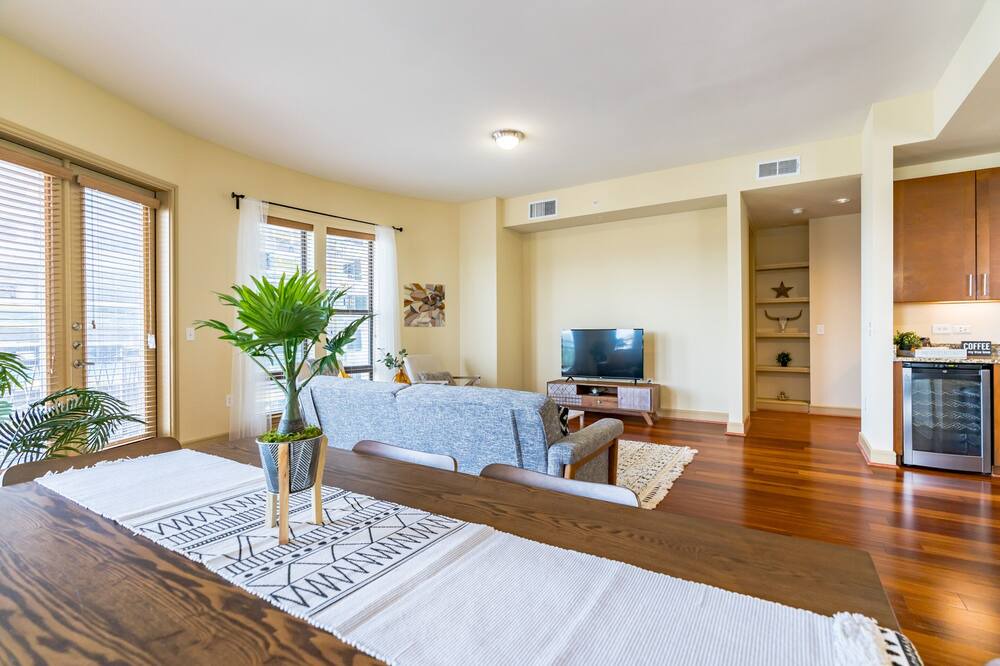 Photo of Livingroom in Greenway Plaza-Upper Kirby