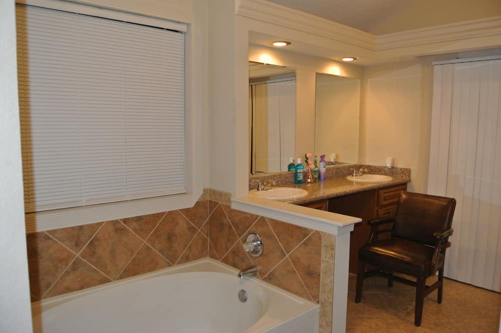 Photo of Bedroom in Tall Timbers - Brechtel