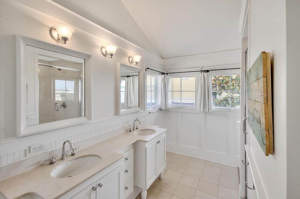 Photo of Bathroom in Beach District