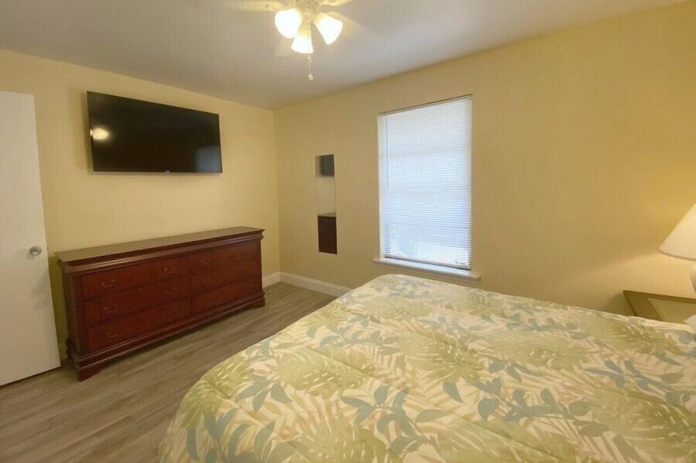 Photo of Bedroom in Mid Island
