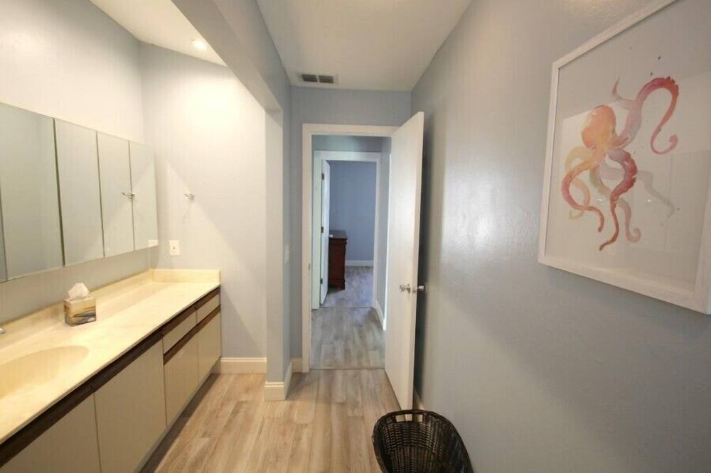 Photo of Bathroom in Mid Island