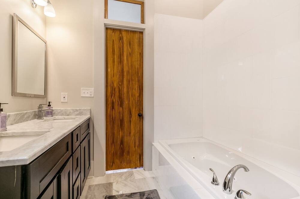 Photo of Bathroom in South 7th Ward