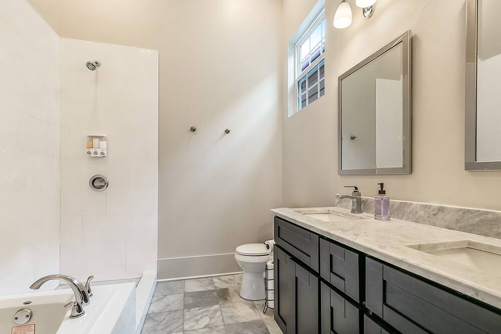 Photo of Bathroom in South 7th Ward