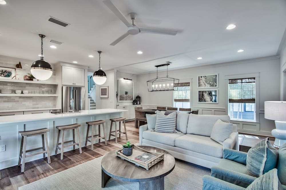 Photo of Livingroom in White's Gulfview