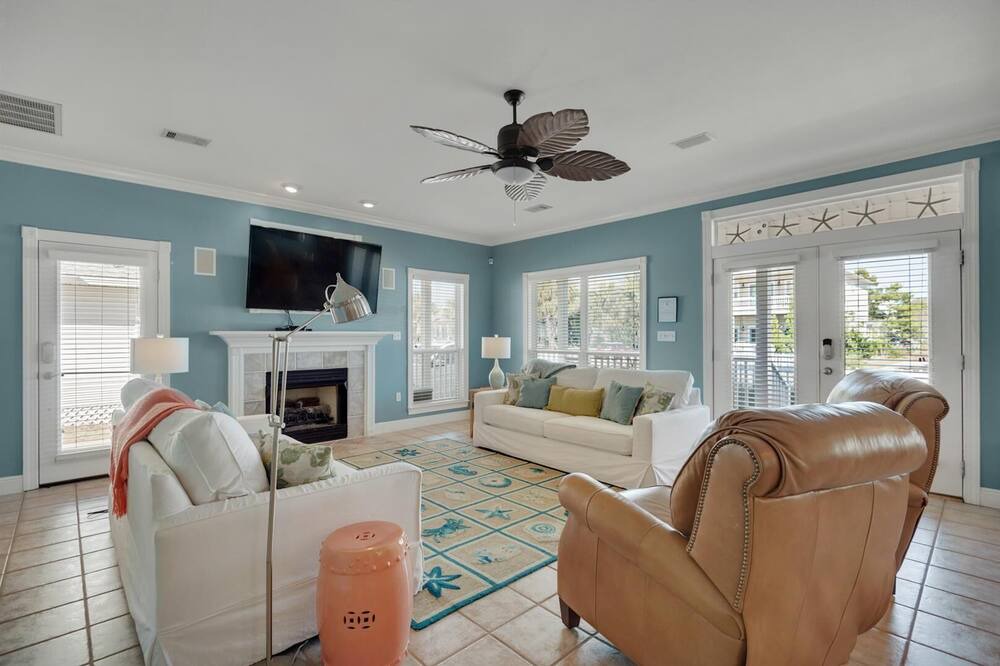 Photo of Livingroom in Clipper Cove
