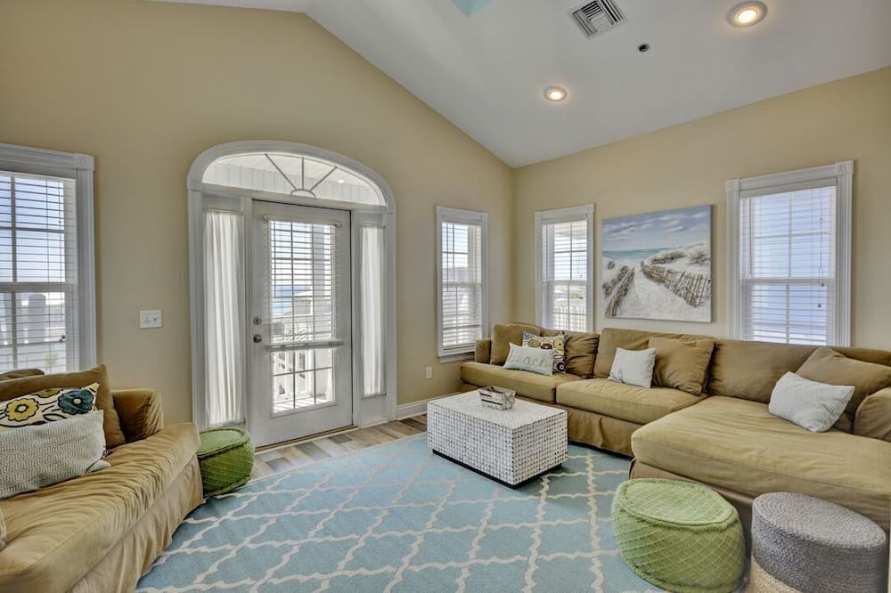 Photo of Livingroom in Lullwater Beach
