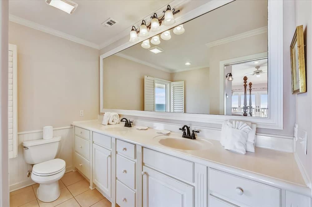 Photo of Bathroom in Plantation