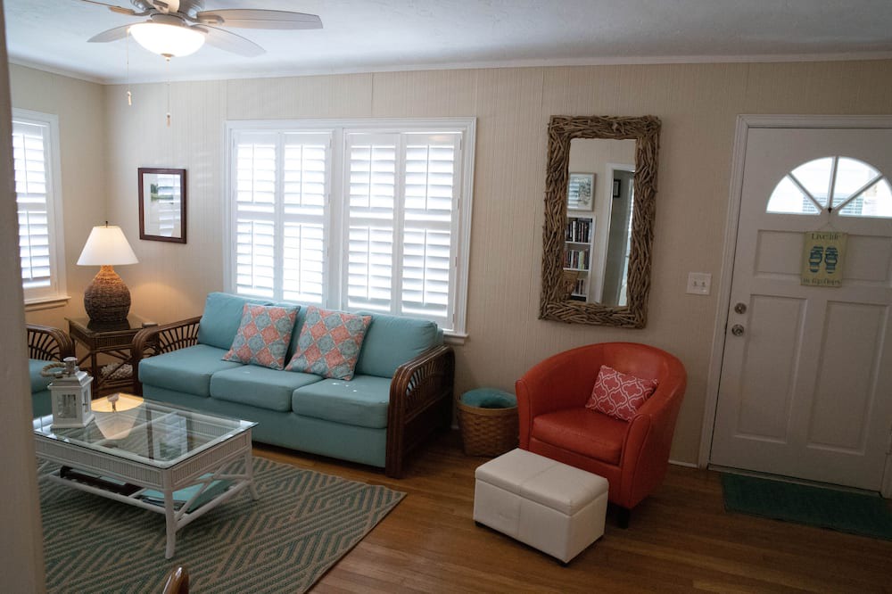 Photo of Livingroom in Treasure Island