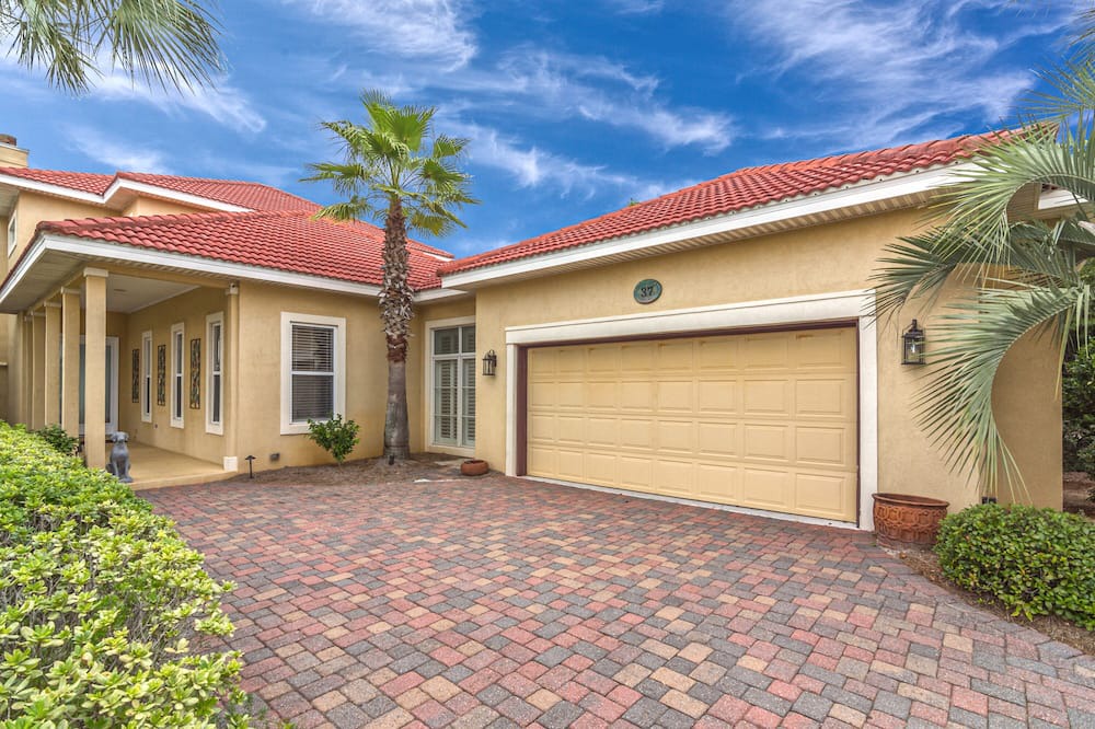 Photo of Outdoor in Emerald Waters Village