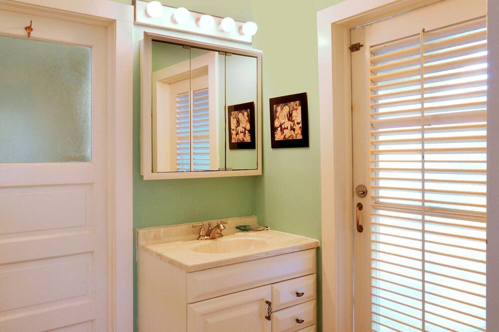 Photo of Bathroom in White Street Gallery District