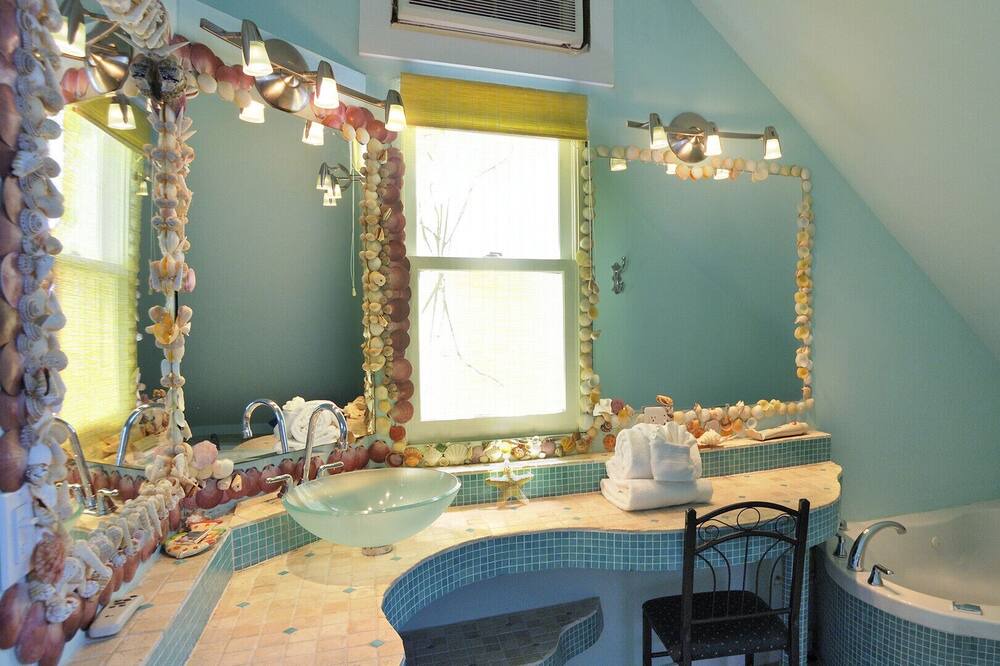 Photo of Bathroom in White Street Gallery District