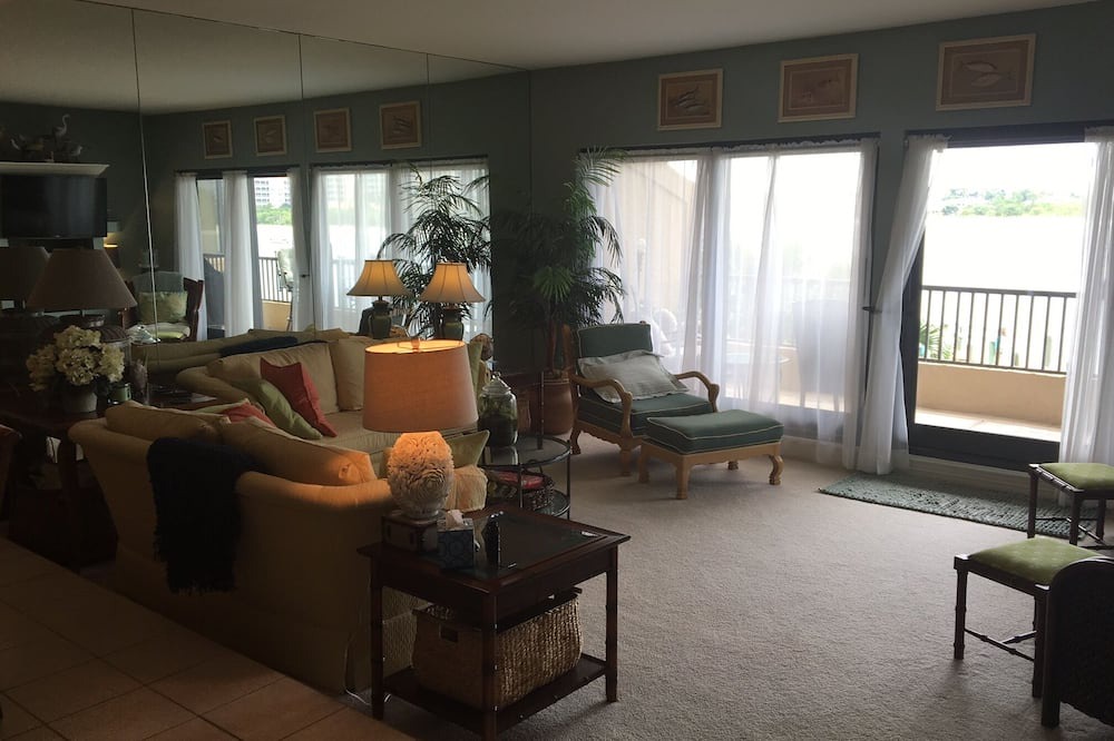 Photo of Livingroom in Isles of Capri