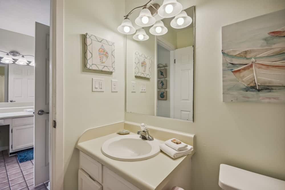 Photo of Bathroom in Holiday Isle
