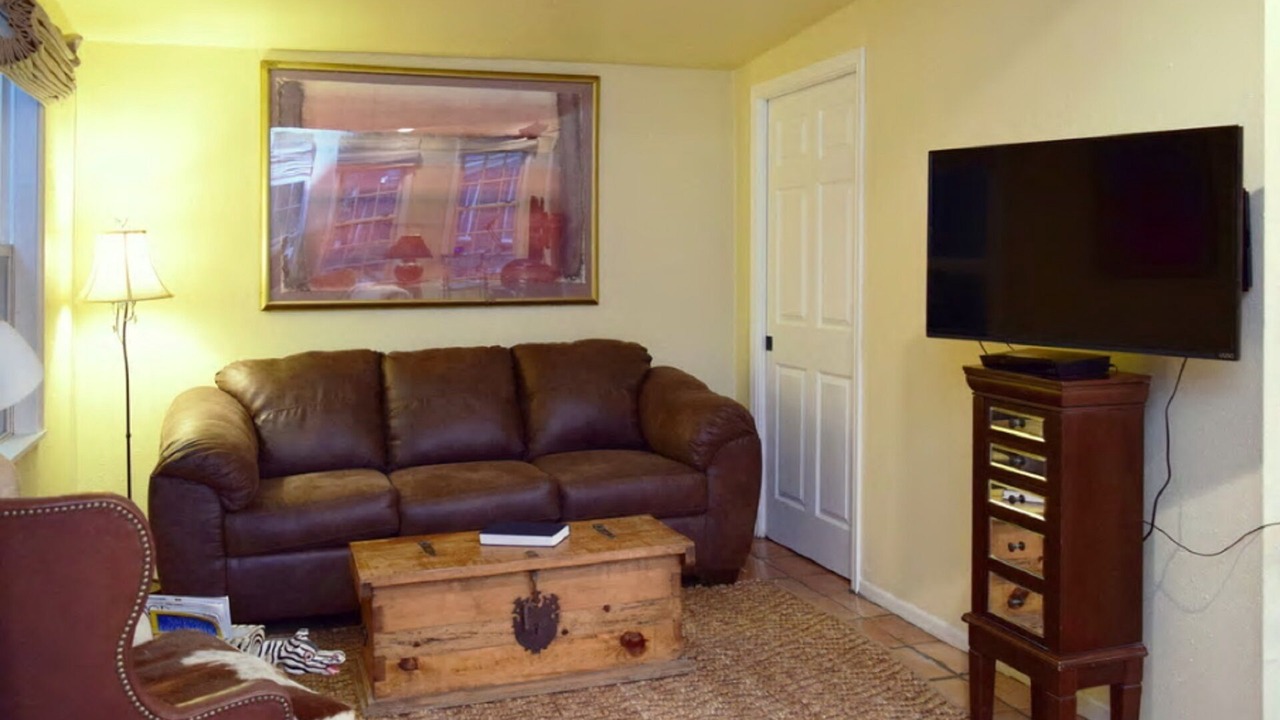 Photo of Livingroom in Neartown