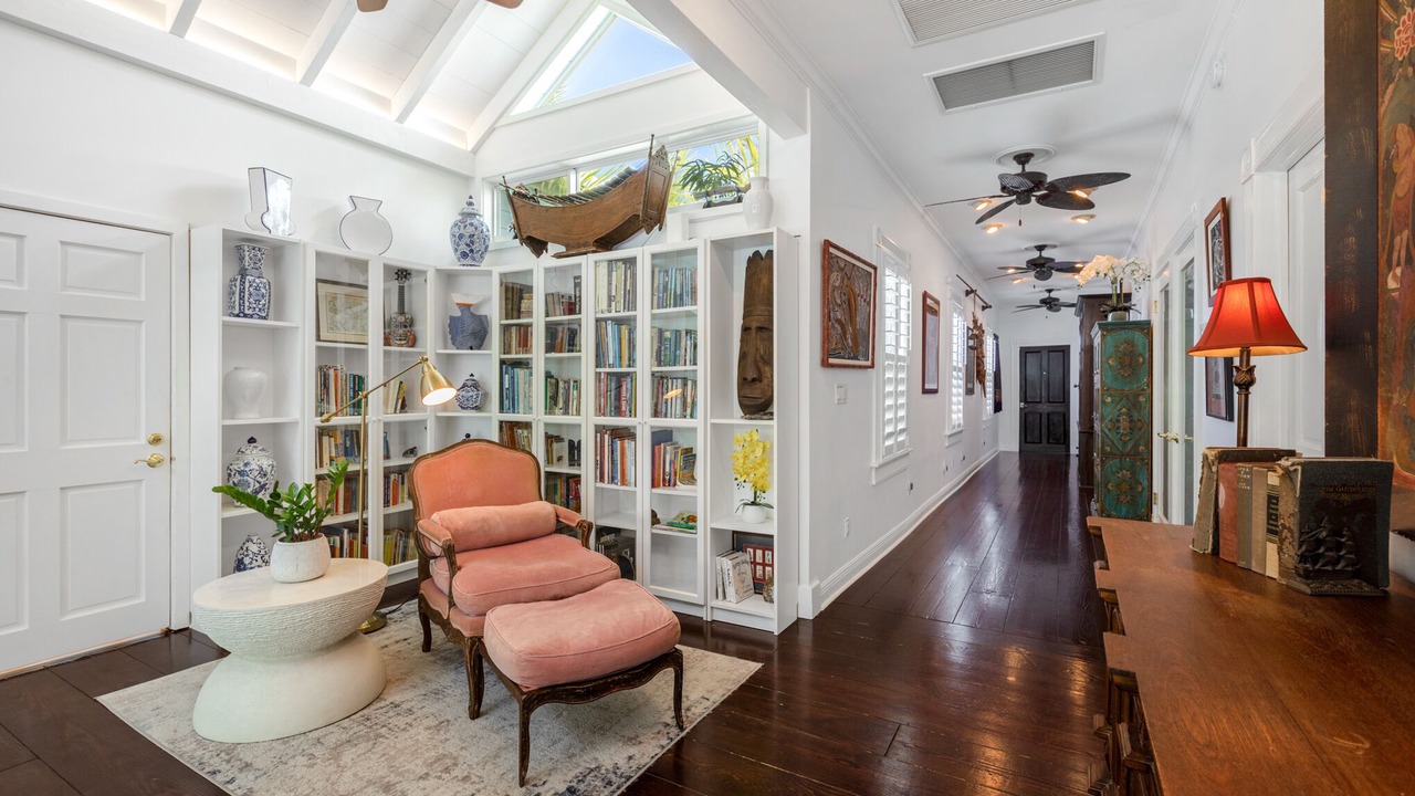 Photo of Others in White Street Gallery District