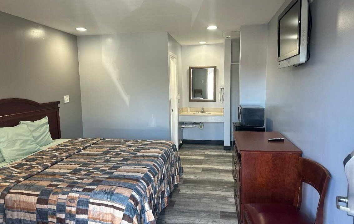 Photo of Bedroom in Crestline Heights