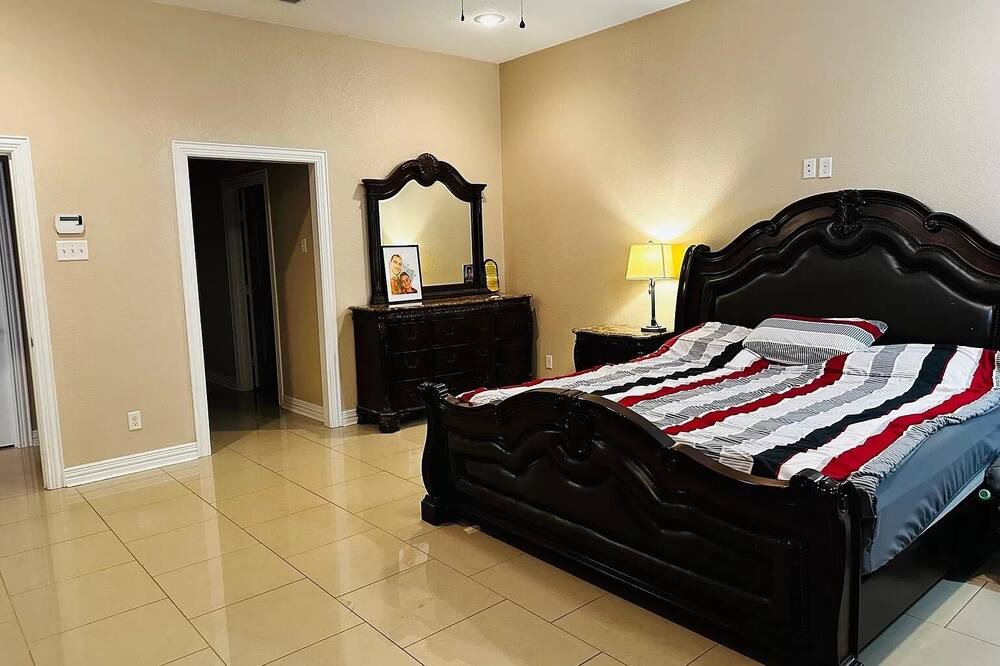 Photo of Bedroom in Whitehouse