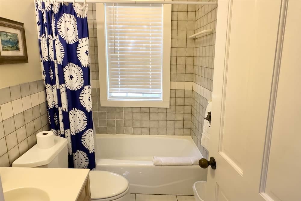 Photo of Bathroom in White Street Gallery District