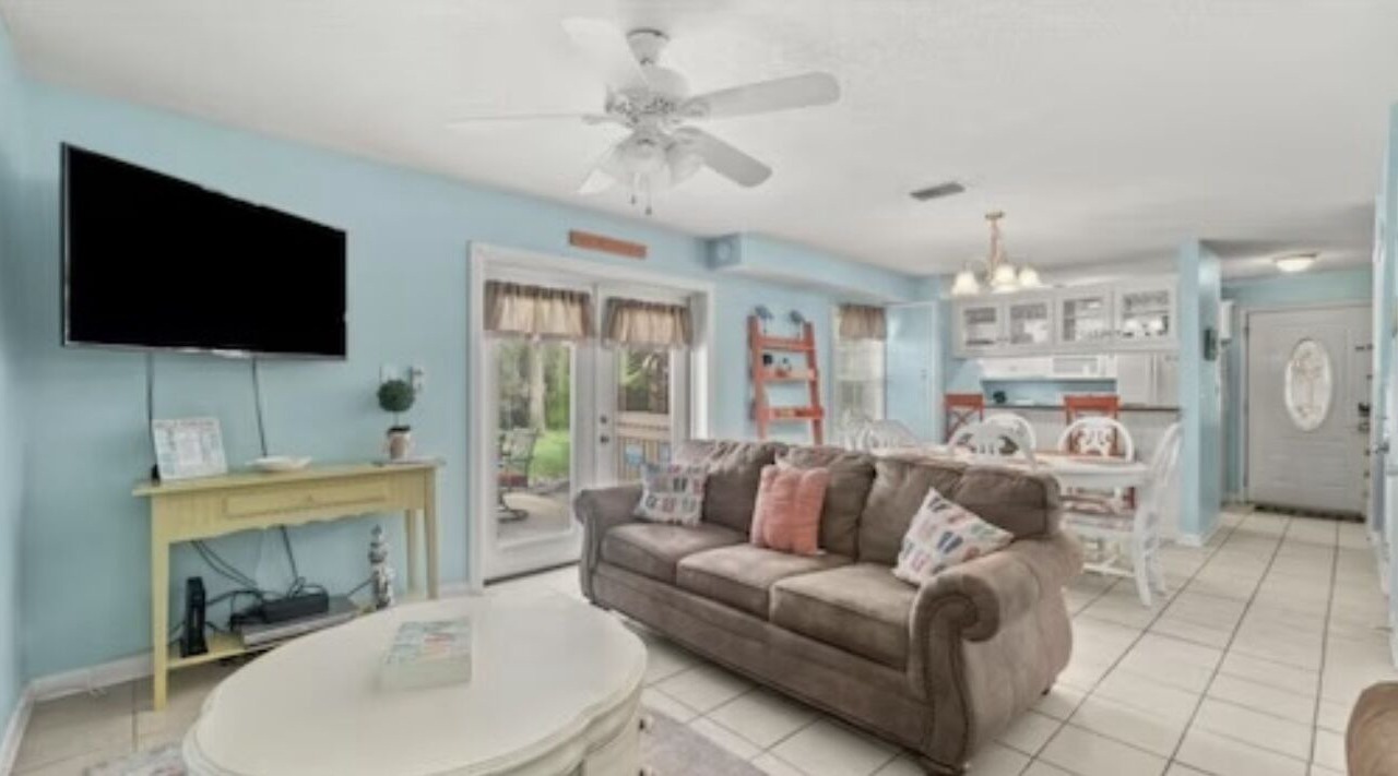 Photo of Livingroom in Summer Breeze