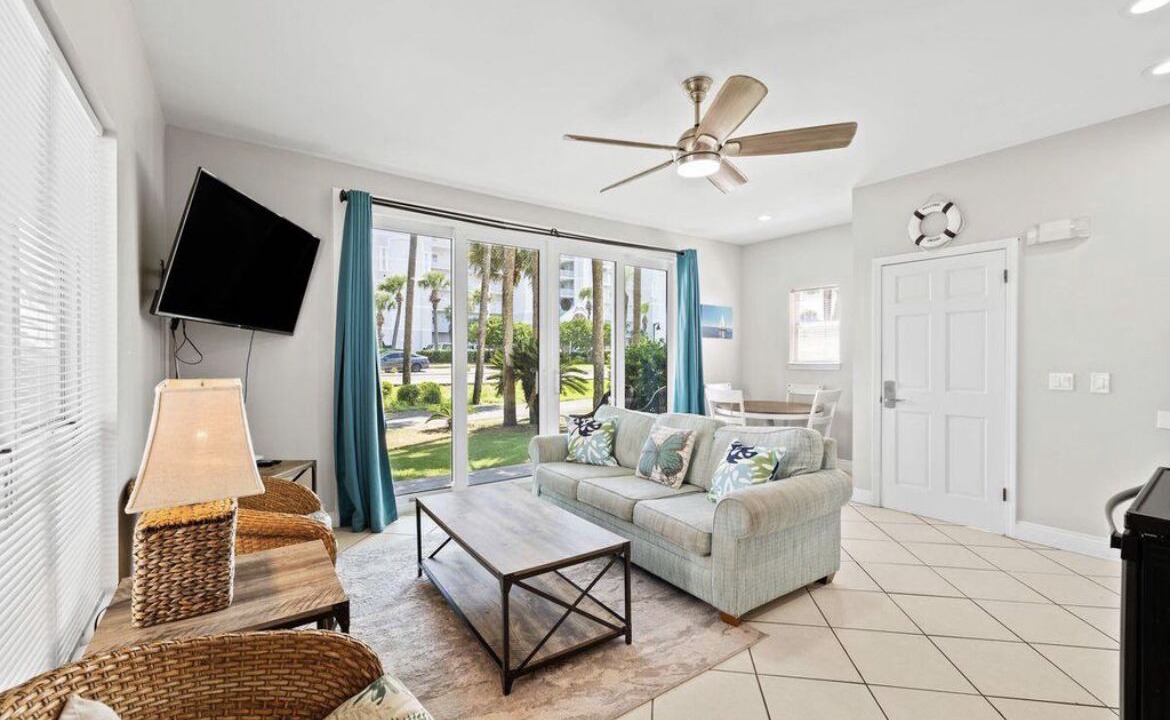 Photo of Livingroom in Clipper Cove