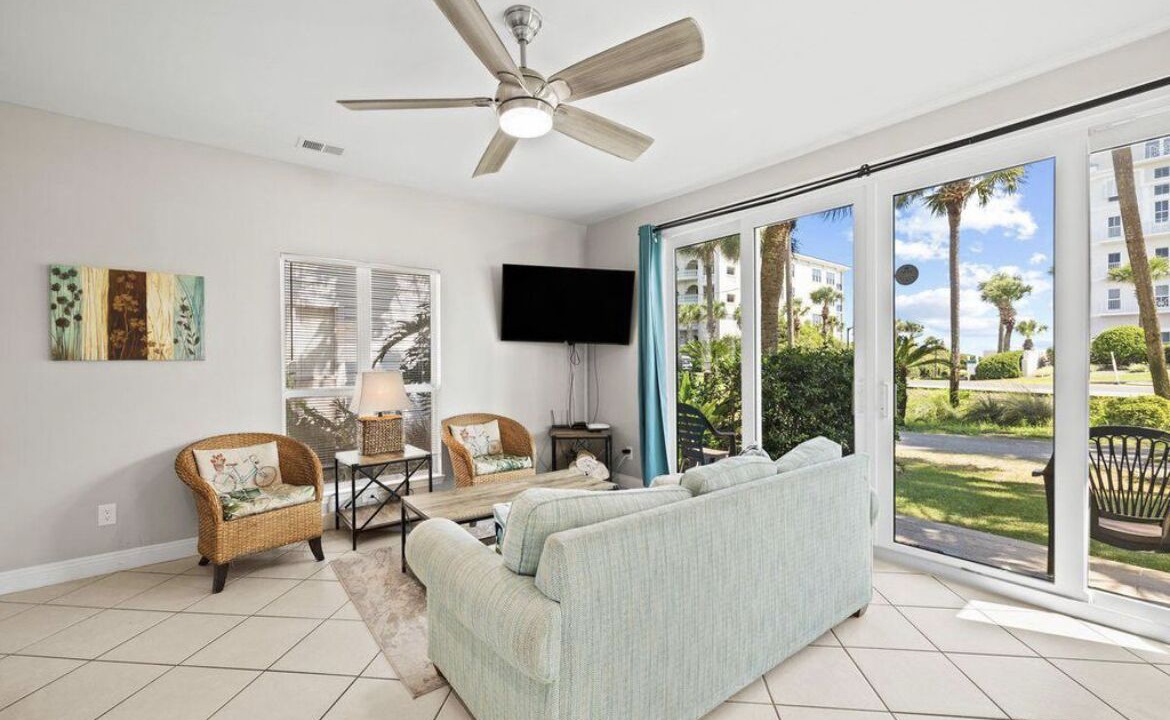 Photo of Livingroom in Clipper Cove
