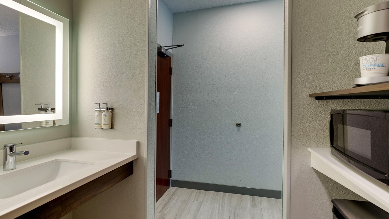 Photo of Bathroom in Kenner - Louis Armstrong International Airport