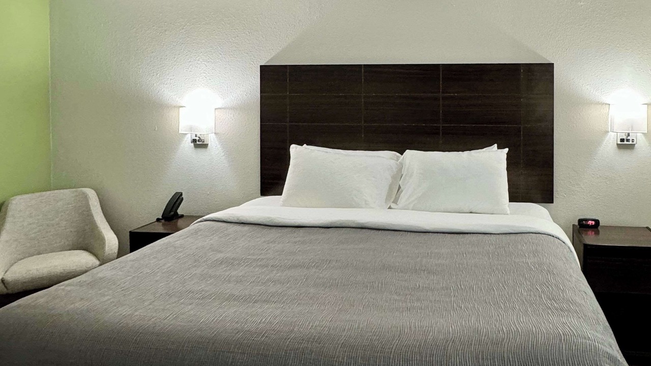 Photo of Bedroom in Sulphur