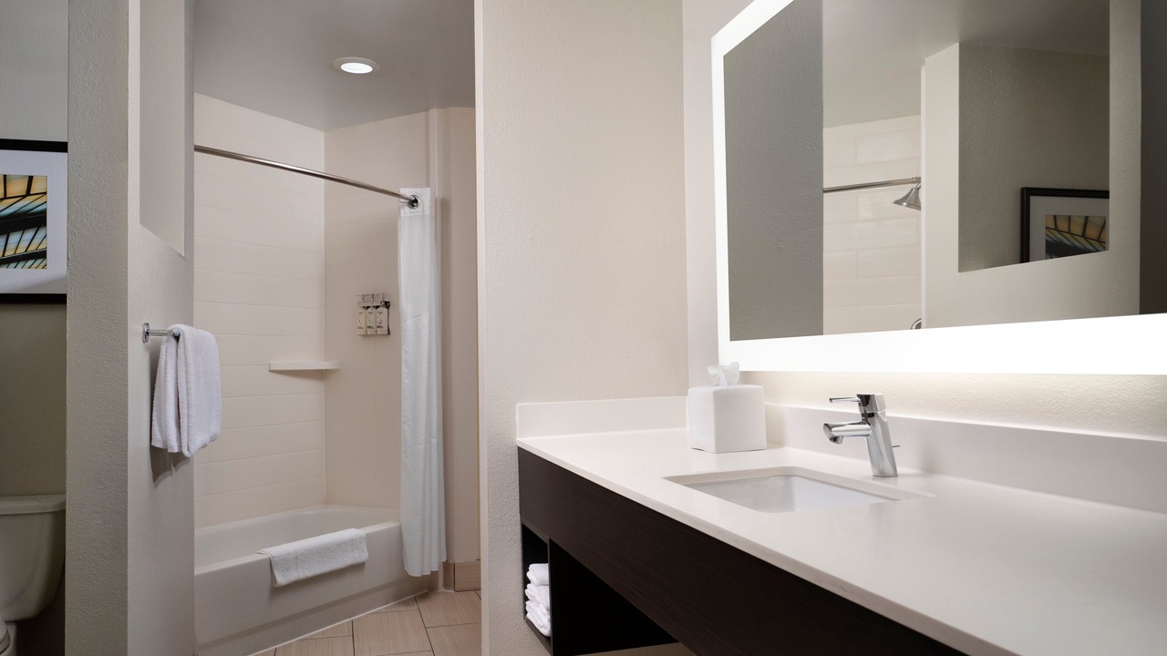 Photo of Bathroom in Kenner - Louis Armstrong International Airport