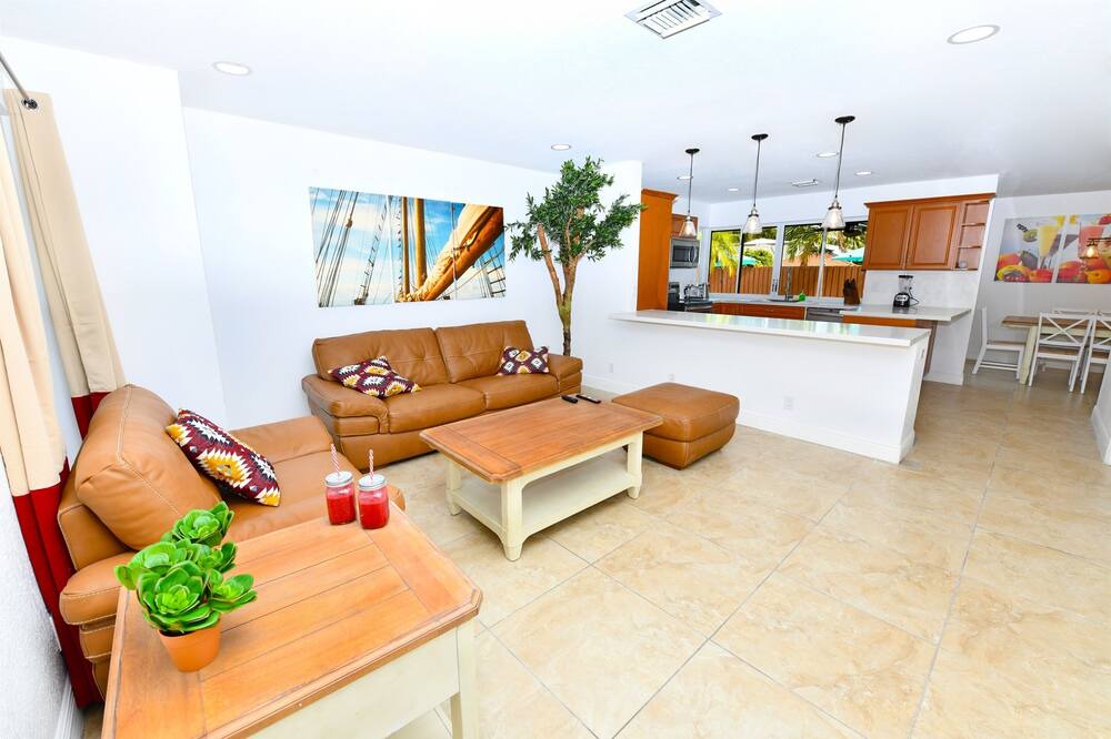 Photo of Livingroom in Imperial Point