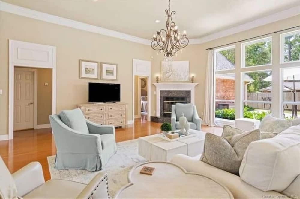 Photo of Livingroom in Madisonville