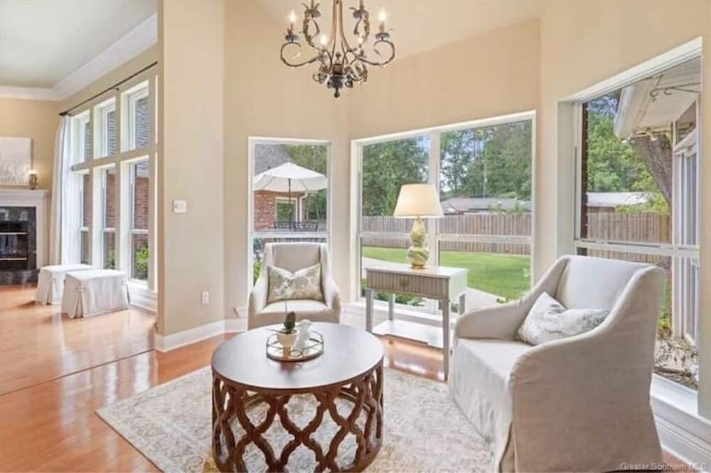 Photo of Livingroom in Madisonville