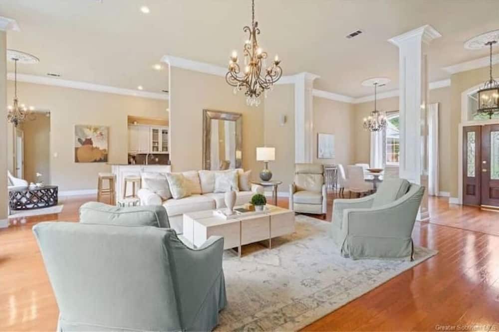 Photo of Livingroom in Madisonville