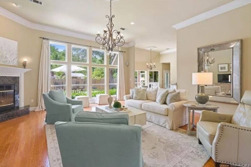 Photo of Livingroom in Madisonville