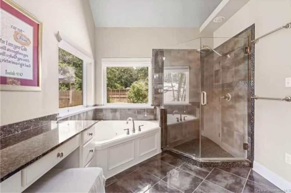 Photo of Bathroom in Madisonville