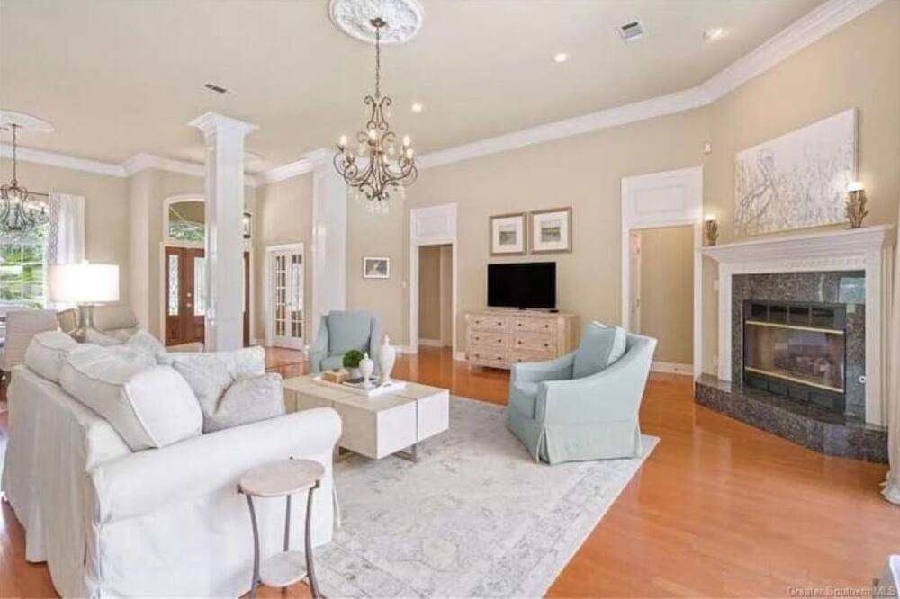 Photo of Livingroom in Madisonville