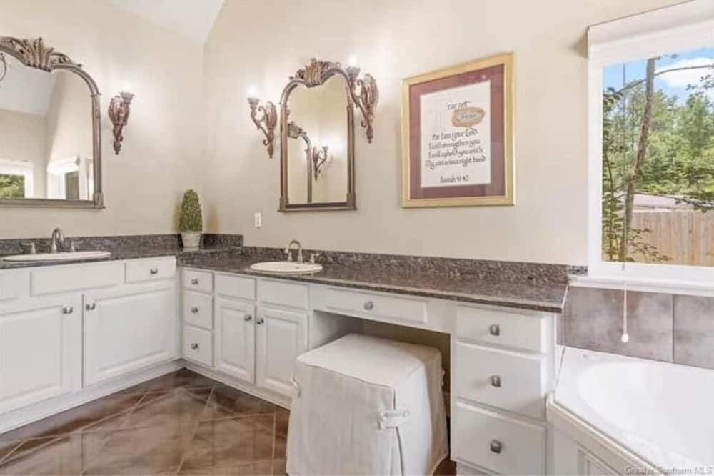 Photo of Bathroom in Madisonville
