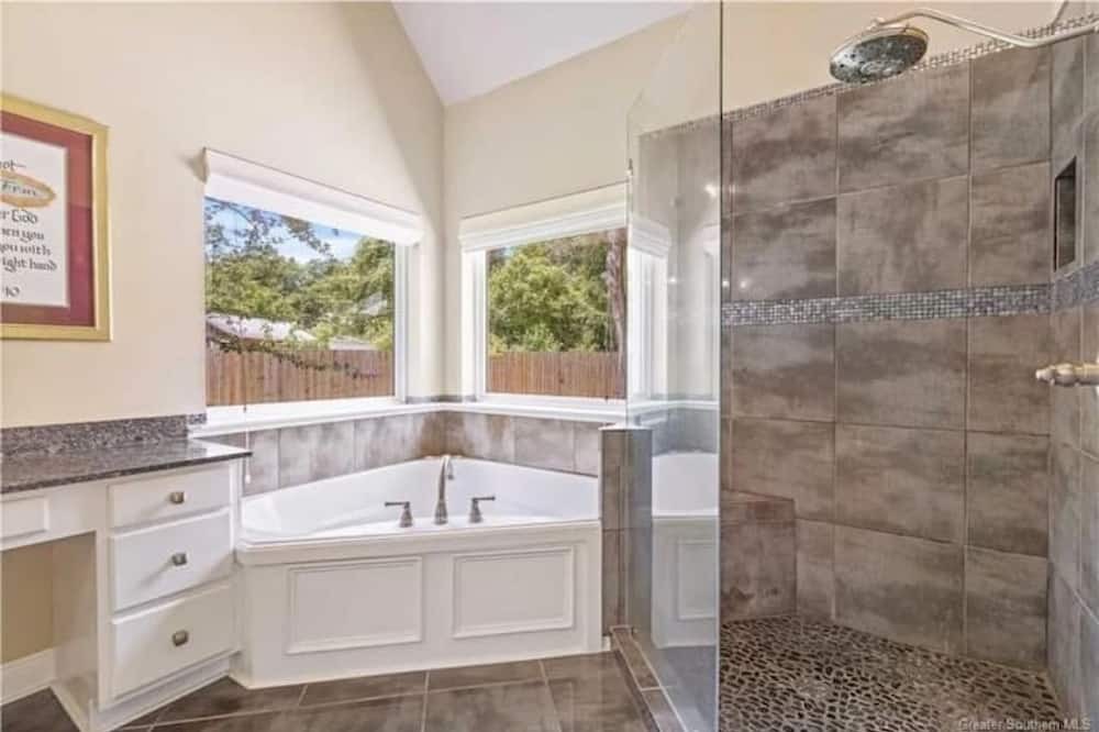 Photo of Bathroom in Madisonville