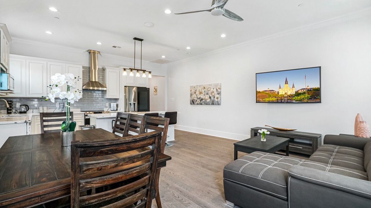 Photo of Livingroom in Mid-City