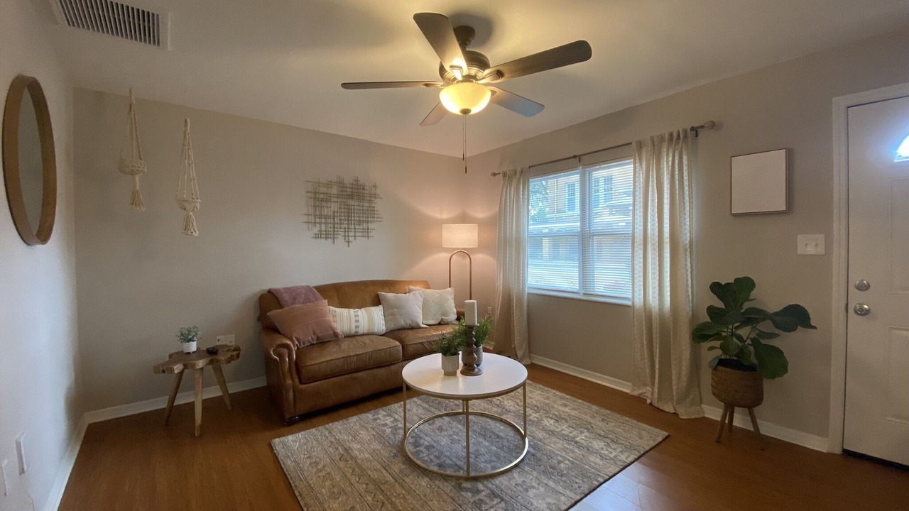 Photo of Livingroom in Historic District