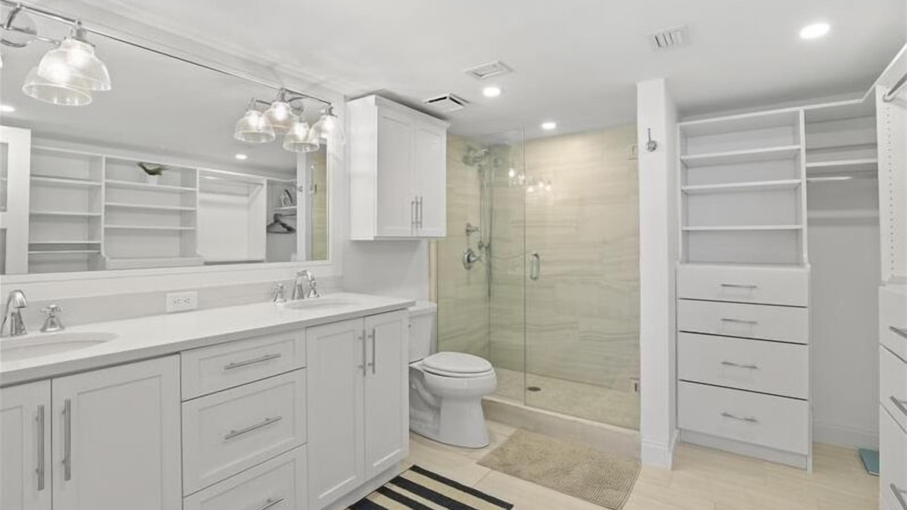 Photo of Bathroom in Park Shore