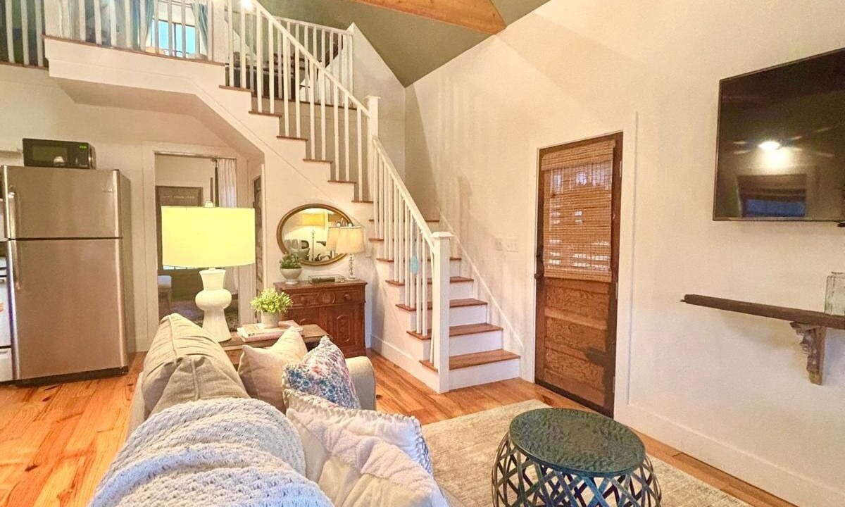Photo of Livingroom in College Hill