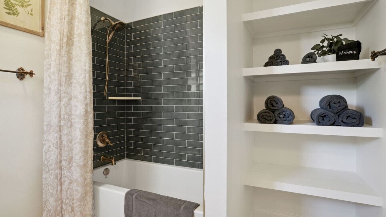 Photo of Bathroom in Roseland Terrace Historic District