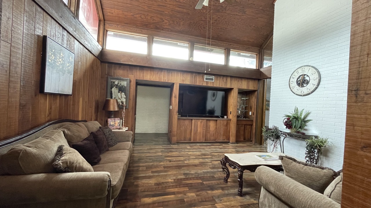 Photo of Livingroom in Tougaloo