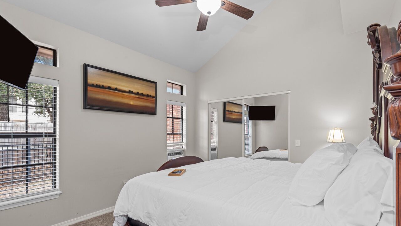 Photo of Bedroom in Crown Colony